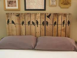 Les stores verticaux en bois de palettes apportent une touche de décoration rustique à votre intérieur. Tete De Lit En Palette 31 Nouvelles Idees Pour Votre Chambre