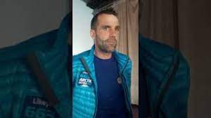 Atat putea face in curtea interioara a inchisorii si asa a ales sa isi numeasca cartea autobiografica. Tibi Useriu 27 De Pasi Youtube