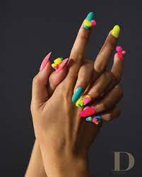  Nail Inspo Kreasi Kuku Warna Cerah Dengan Aksen 3 Dimensi