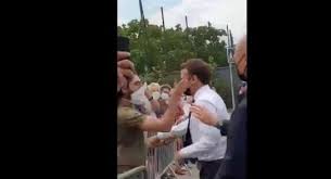 قال الرئيس الفرنسي إيمانويل ماكرون إن حادثة صفعه فردية، يقف وراءها أفراد متطرفون عنيفون.وأضاف ماكرون أنه لا يجب السماح للأشخاص العنيفين بالسيطرة على الحوار. Pjqzprbxakbmvm