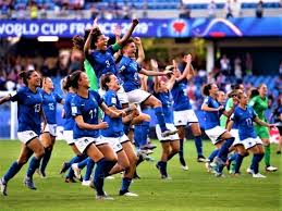 Informazioni sui giocatori suddivisi per ruolo e con il loro valore di fantacalcio. Buste Rosa Gli Stipendi Del Calcio Femminile Giornalisti Nel Pallone