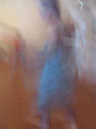 dansende vrouw, wazig, blauwe jurk