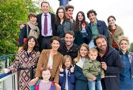 Isa et gaby martinet, un couple de quadragénaires, parents de 3 enfant de 11, 13 et 17 ans s'efforcent d'être à la hauteur de leur tâche, tout en jonglant avec leurs devoirs conjugaux. Parents Mode D Emploi Prime Elephant