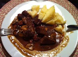 Das Beruhmte Rindfleisch Rezept Aus Burgund Fur 4 Personen Mit Vielen Tipps Fur Den Wein Und Die Beilage Und Schr Rezepte Franzosisch Kochen Lebensmittel Essen