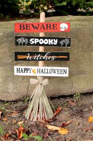You can decorate your outdoor space with ghosts, zombies, scarecrows, bats, black crows, skeletons, witches, lanterns, wreath, spiders and more… Diy Halloween Decorations Cheap Easy Outdoor Home Decor Halloween Party