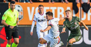 Fc volendam is een nederlandse voetbalclub afkomstig uit volendam.de club is opgericht op 1 juni 1977 als afsplitsing van rksv volendam (opgericht op 1 juni 1920).het tenue bestaat uit een oranje shirt en een zwarte broek: Favorites Emmen And Volendam Start The New Season With A Damper Dutch Football Netherlands News Live