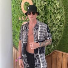 Stream Elli Leonard music