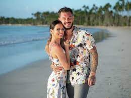 Si un couple se retrouve sans bracelet, et donc sans cagnotte, il devra quitter la villa. La Villa La Bataille Des Couples Serie Feuilleton 1 Saison Et 49 Episodes Tele Star