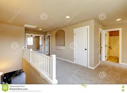 Pour un mur intérieur qui nécessite peu de préparation, le tarif d'un peintre décorateur tourne entre 30 et 40 € / m². En Haut Couloir Dans La Grande Maison Avec La Peinture Interieure Beige Image Stock Image Du Northwest Personne 75280061