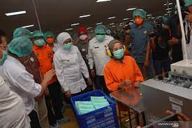 Di tengah merebaknya virus corona, pabrik masker di jombang justru kesulitan bahan baku. Gubernur Jatim Sidak Pabrik Masker Antara News