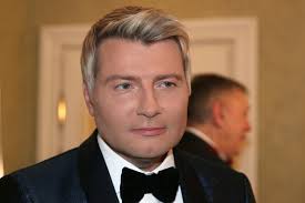 45 yaşlı məşhur gənc görünüşünü görün nəyə borcludur