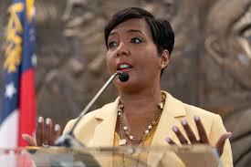 Podívejte se na sbírku fotek a redakčních stock obrázků, na kterých je keisha lance bottoms reelection announcement atlanta. V8by4y Nxhp9sm