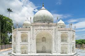 Located in terengganu, it prides itself in giving visitors a chance to visit and learn about historic monuments from around the world. The Crystal Mosque And Islamic Theme Park Kuala Terengganu Malaysia