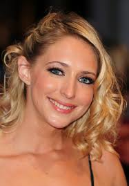 Kamu bisa menambahkan aksen sleek dibagian atas dan gelombang di bawah rambut, agar terlihat klasik. 15 Model Rambut Pesta Untuk Si Rambut Pendek Ala Selebriti Beauty Fimela Com