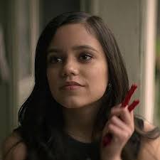 Jenn looks just like Haile Berry here !!!!