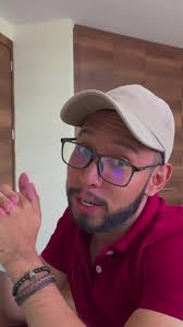 Rompiendo estereotipos en la oficina con humor LGBTQ+