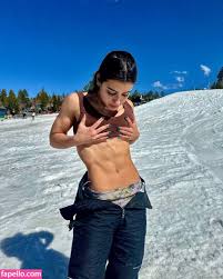 Exploring Sara Saffari: Nudes, Art, & Controversy | [Keyword]