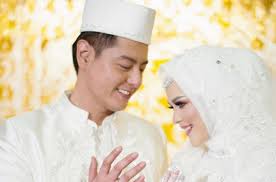 Saat itu, indra bruggman menyebut keduanya segera menikah. Bikin Haru Roger Danuarta Bacarakan Surat Ar Rahman Saat Akad Nikah Tabloidbintang Com