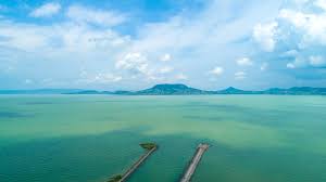 Lake balaton is a freshwater lake in the transdanubian region of hungary. Die Kostenlosen Strande Am Plattensee Wunderbarerbalaton De