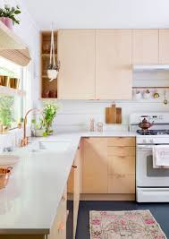 Cuisine Originale Avec Les Meubles En Contreplaque Bois Et Plan De Travail En Pierre Blanche Source Cote Maiso Cuisine Bois Clair Cuisine Bois Cuisines Maison