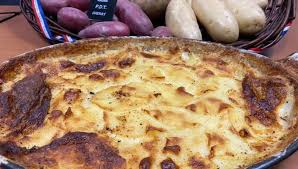 Plat traditionnel et incontournable des grandes tablées familiales, le gratin dauphinois est et demeure un plat qui fait l'unanimité. Le Gratin Dauphinois Un Plat De Fete Avec Laurent Gras Du Per Gras Et Maxime Lafranceschina Mof Primeur