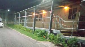 Er führte eine expedition entlang des lachlan river zum murray und anschließend zur südlichen küste, wo er das bis dahin fruchtbarste weideland australiens entdeckte. Behorden Entdecken Tunnel In Fluchtlings Haftanstalt In Australien Stern De