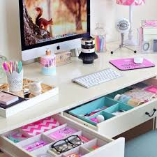Daha Verimli Olmak Icin Calisma Masasi Duzeni Onerileri Work Desk Setup Tips To Be More Efficent Calisma Masalari Yurt Odasi Dekoru Elisi Odalari