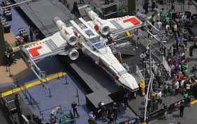 Seit anbeginn der lego star wars zeit im jahre 1999 bescherrt uns der dänische bausteine herrsteller jedes jahr brandneue sowie hier findet ihr viele der aktuellen, sowie einige der bereits vergriffenen lego star wars raumschiffe, die euch in eurer sammlung vielleicht noch fehlen. Fotos Lego Star Wars Raumschiff Times Square New York Der Spiegel