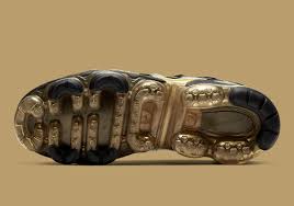 The nike air vapormax plus hybrid will be welcoming the new year in a midnight navy/metallic gold colorway. Nike Air Vapormax Plus Black Gold Cw7299 001 Sneakernews Com