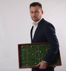 Karierę dziennikarską rozpoczął już w wieku 14 lat, kiedy został przyjęty na staż w redakcji „przeglądu sportowego. Weszlo Fm Community Facebook