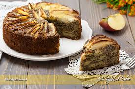 Una variante della versione classica, realizzata con una base di pasta frolla di grano saraceno, poi farcita con marmellata e infine decorata con le tipiche strisce! Torta Di Mele E Grano Saraceno