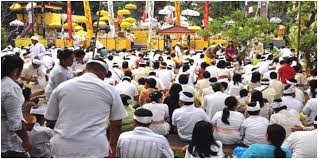 Upacara dan upakara dalam agama hindu pada hakikatnya mengandung makna filosofis sebagai penjabaran dari ajaran agama hindu. Ini Sepuluh Makna Dan Filosofi Tentang Hari Raya Saraswati Baliberkarya Com