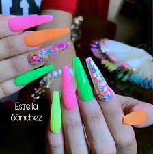 Uñas con efecto arcoíris de largo mediano. Unas Neon Neon Nails Nails Green Nails