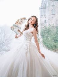 If disney holds a special place in your hearts then you can't miss megan and russel's morning brunch wedding! 26 Disney Brautkleider Disney Prinzessin Ideen Disney Prinzessin Verfuherische Brautkleider Prinzessinnenkleid