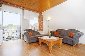 Unter dem dach dieses hauses befinden sich fünf verschiedene ferienwohnungen, die urlauber für einen schönen urlaub an der nordseeküste buchen können. Nordseeurlaub In Bensersiel Ostfriesland Ferienwohnung Urlaub An Der Nordsee Www Bensersiel Sonnenschein De