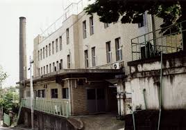 セント ジョセフ インターナショナル カレッジ新校舎 神奈川県横浜市中区山手町85 1993 平成5 年5月5日 写真左の坂道は山手本通りの元町公園前交差点から東へ 北方小学校の方へ下る道 現在は コルテーレ山手町 2004年3月築 224戸 という5階建て4棟の