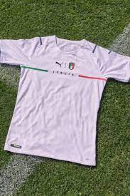 Camisa retrô alemanha branca 1954 cordinha. Selecao Da Italia Lanca Camisa Reserva Em Estilo Minimalista Branca E Com Poucos De Detalhes Esporte Extra Online