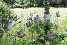 Uber Den Gartenzaun Geschaut Ein Naturnaher Garten Zum Traumen Und Verweilen Naturnaher Garten Garten Und Offene Gartenpforte