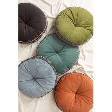 Elegante e chic cuscino da arredo adattabile a qualsiasi ambiente della tua casa, dal letto al divano. Cuscino Rotondo In Velluto A Coste O45 Cm Ondoi Sklum