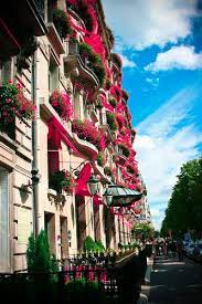 Vibrant Flower Balconies Add To The Iconic Parisian Architecture Plaza Athenee Hotel Paris Parisian Architecture Beautiful Places In The World Visit Paris