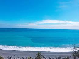 大家都是結束休假回到高樓大廈裡工作我們則是結束休假回到這片廣闊的蔚藍海旁工作這片海藍藍是我們最大的小幸福 outdoor water beach