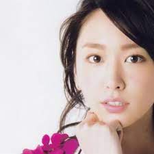 今 女性の間で大人気のモデル森絵梨佳さん 彼女のメイクはナチュラルなのに可愛いと評判です そんな森絵梨佳さんにちょっとでも近づけるメイク方法をご紹介します 前髪 ポニーテール 前髪 オルチャンメイク