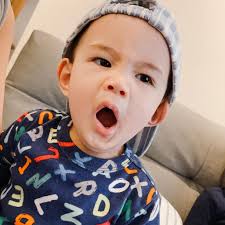 一個wu簷下- Ori.1y28d 剛滿一歲多的弟弟。 他的表情也是很多，...