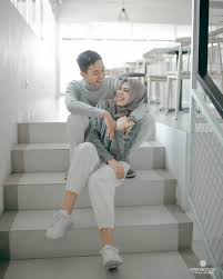 Maybe you would like to learn more about one of these? 14 Ide Pre Wedding Di Tangga Hasilnya Estetik Tanpa Keluar Banyak Uang Dan Tenaga