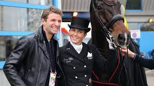 Beruflich und privat ein dreamteam. Fc Bayern Munchen Thomas Muller Absolviert Pferde Training Mit Ehefrau Lisa Muller Eurosport