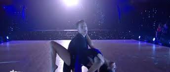Pour le sixième prime de danse avec les stars sur tf1, les candidats ont dû changer de partenaire. Loic Nottet A Enflamme Danse Avec Les Stars Avec Une Rumba Tres Sensuelle Video Sudinfo Be