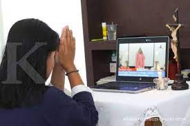 Namun nyatanya, gereja penuh jemaat hingga ke luar gedung utama gereja katedral. Misa Kamis Putih Ini Jadwal Misa Kamis Putih Via Live Streaming Di Jakarta Tangerang Bekasi