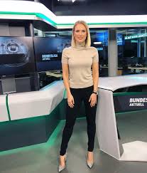 Am abend fassen das erste sowie die dritten programme ab frühestens 21:15 uhr die beiden sonntagspartien. Ruth Hofmann On Instagram Ab Jetzt Bin Ich Auch In Der Newsschicht Von Sport1news Im Einsatz Heute Abend Um 23 15 Uhr Moderiere Ich Bundesliga Aktuell