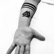 45 Tatuagens De Simbolo Valknut Um Simbolo De Grande Significado Quem me conhece já sabe que eu sou apaixonada por tatuagens, mas é preciso tomar um cadinho de cuidado com elas, principalmente na cicatrização do desenho. 45 tatuagens de simbolo valknut um