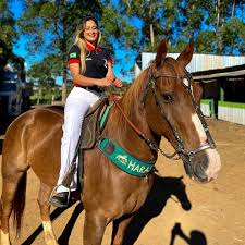 👑 Concurso Princesa da Cavalgada 2025 👑 ✨ Apresento a voc&ecirc;s, Nat&aacute;lia  Santos , 21 anos! Nordestina, vaqueira raiz, ama o esporte e a cultura das  Cavalgadas!! O amor pelos cavalos vai
